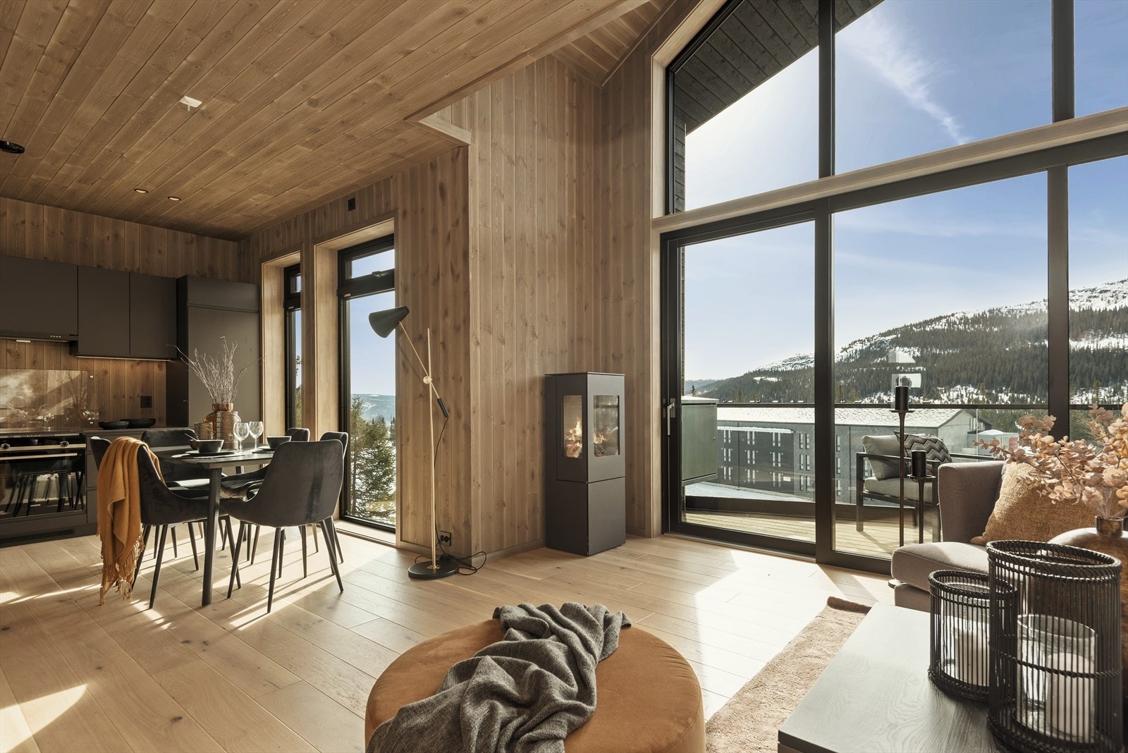 Åpen stue- og kjøkkenløsning byr på sosialt samvær og hyggelige stunder til fjells Galleribilde