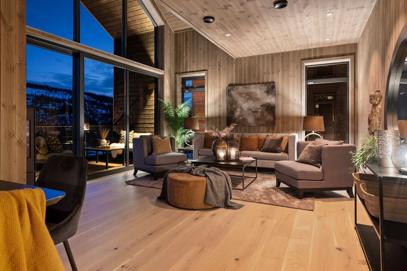 Ekstra takhøyde og store vindusflater gir rikelig med lys og god romfølelse Galleribilde