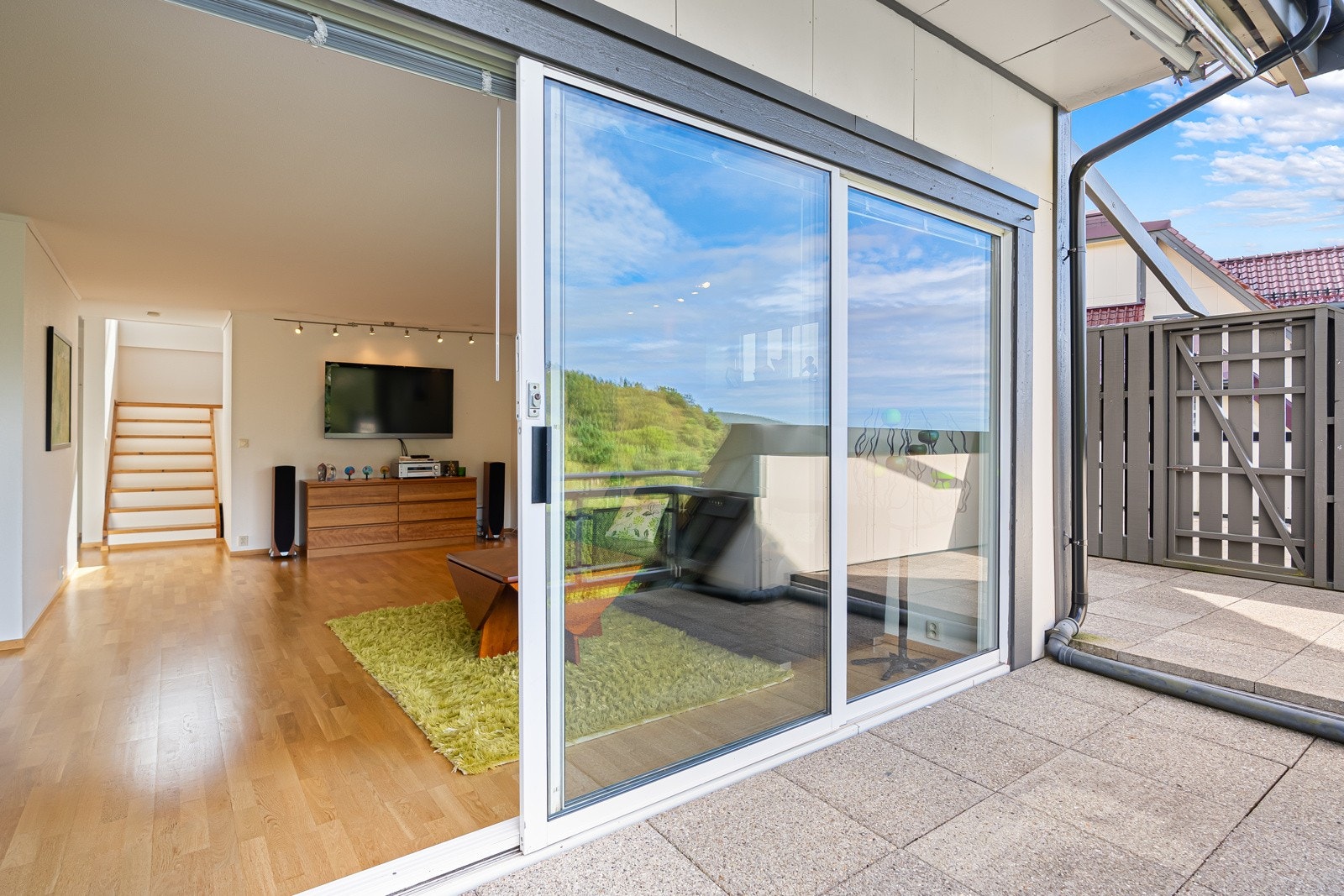 Fra stue er det utgang nordvest-vendt altan på hele 22 kvm. Galleribilde