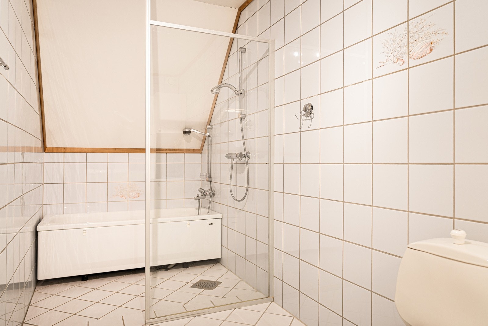 Inneholder wc, dusj, badekar, servant med møblement, speil og belysning. Galleribilde