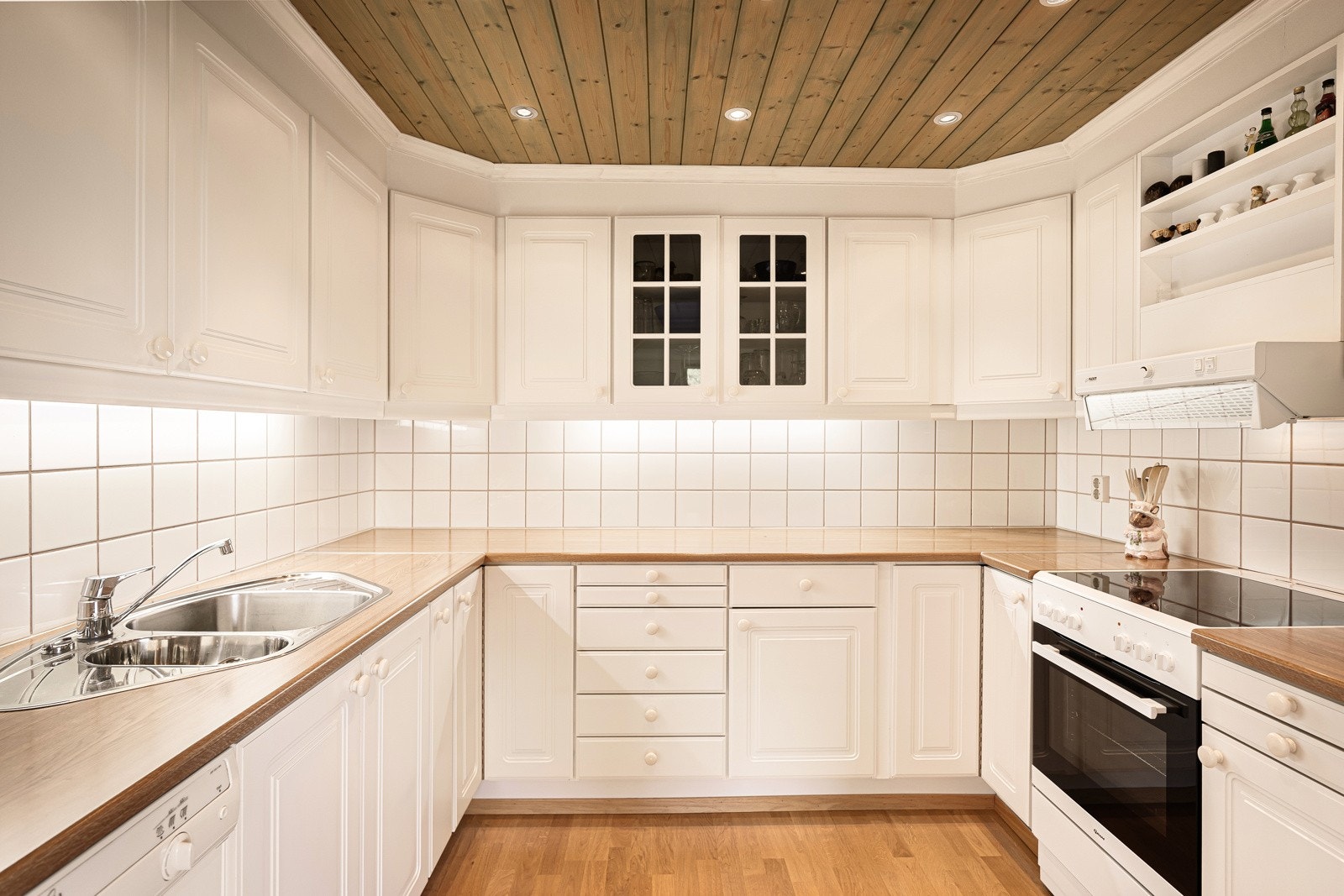 Romslig kjøkken med god skap- og benkeplass. Galleribilde