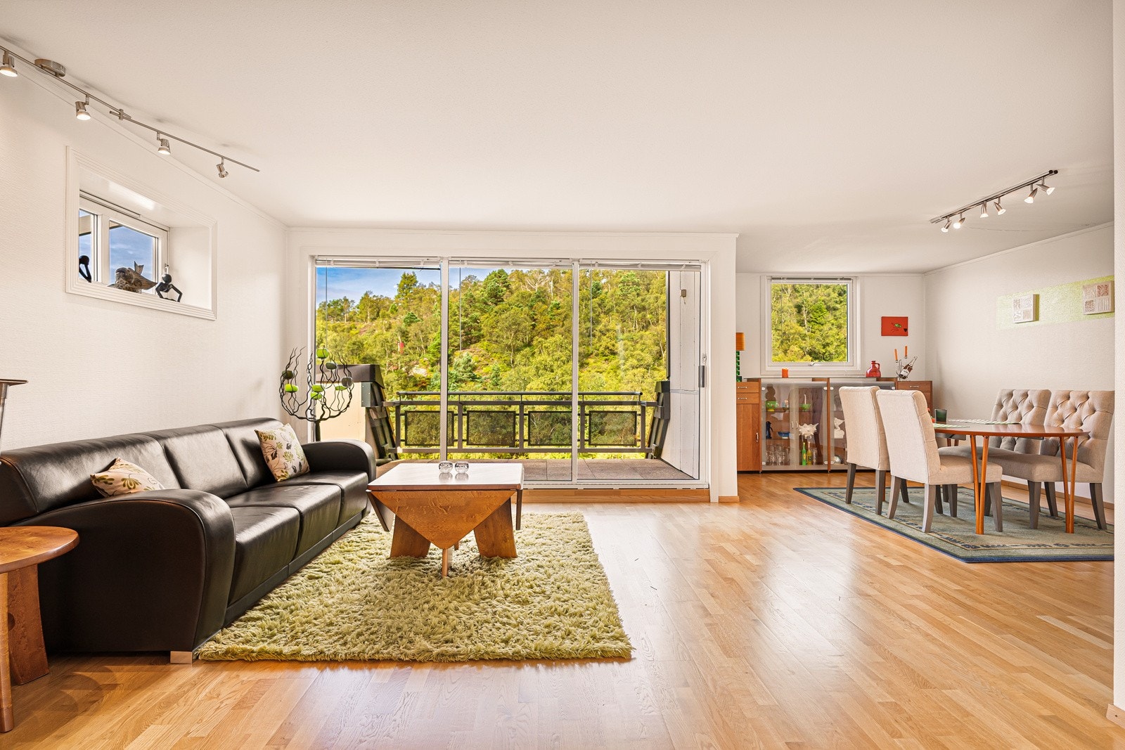 Stue med store vindusflater som bidrar til mye naturlig lysinnslipp. Galleribilde