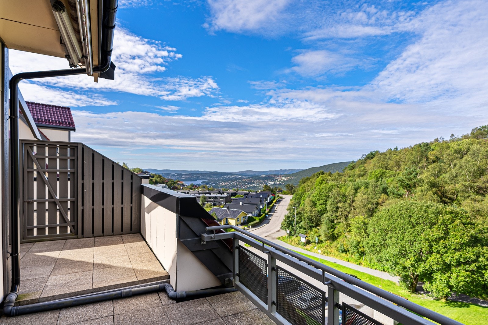 Ifølge selger har man sol til ca. kl. 21.00 midtsommers. Galleribilde