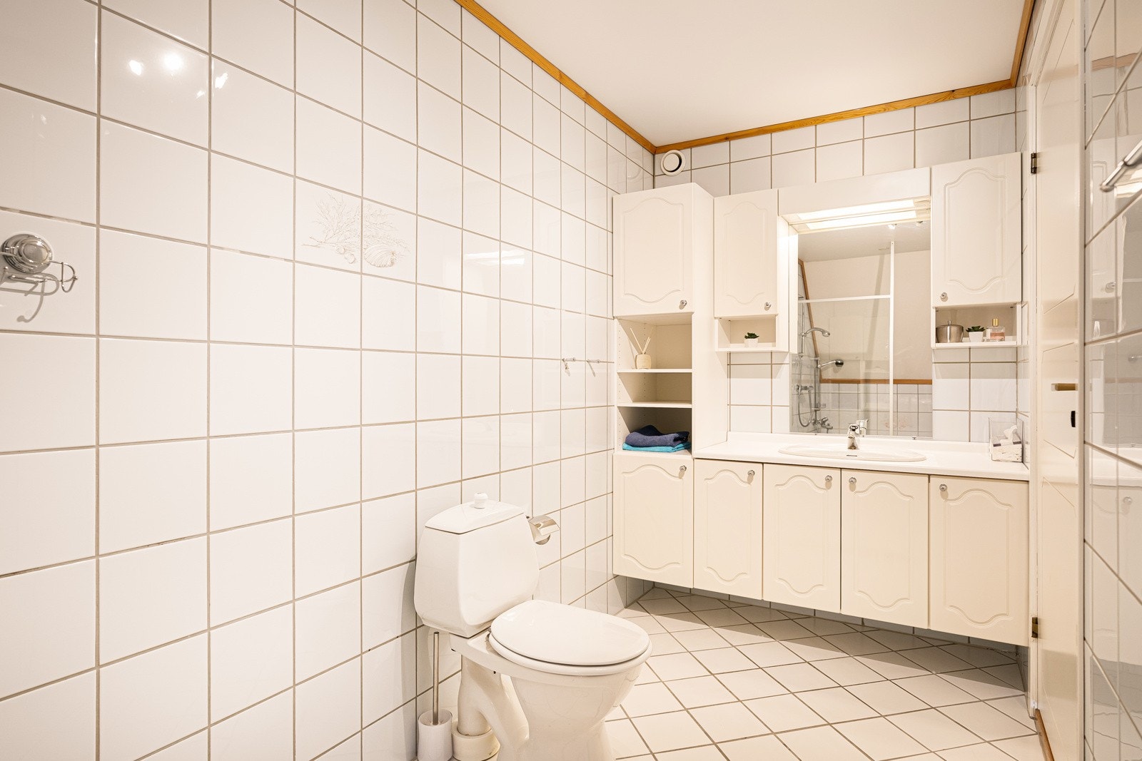 Badet er helfliset med varmekabler i gulv. Galleribilde