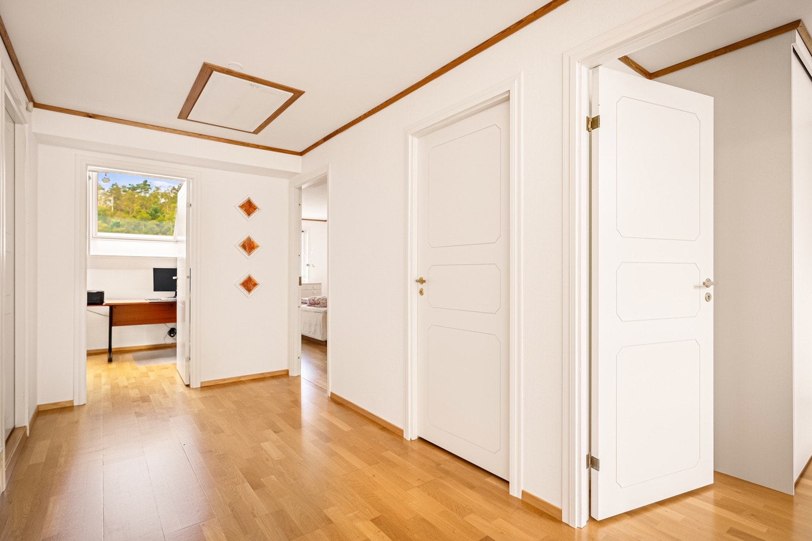 Det er lukeadkomst til koffertloft med god lagrindsplass, i tillegg til leilighetens to utvendige boder. Galleribilde