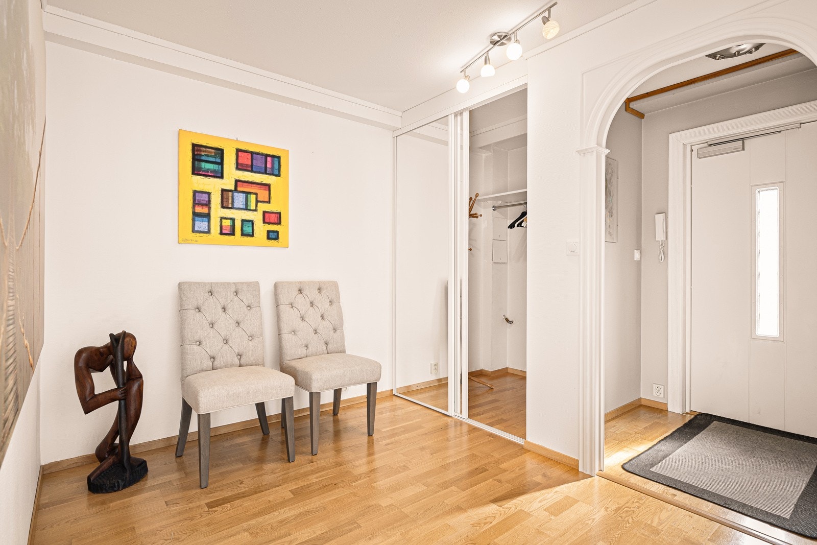 Entrè med videre tilkomst til romslig gang. Her er det skydedørsgarderobe med god plass til oppheng av yttertøy. Galleribilde
