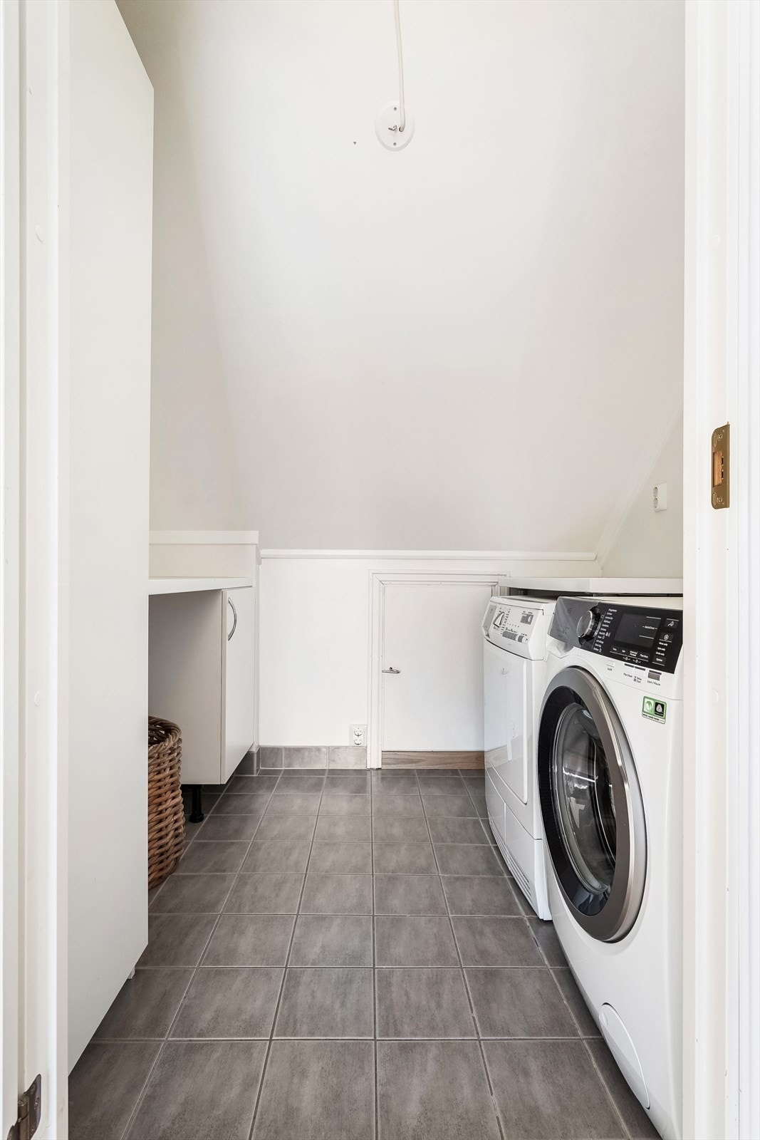 Praktisk vaskerom på samme plan som soverom og hovedbad Galleribilde