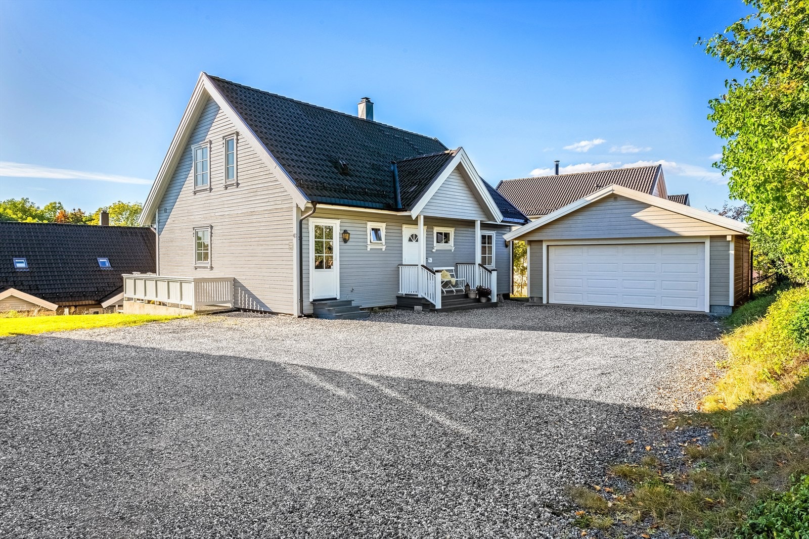 Svært romslig og skjermet gårdsplass med gode parkeringsmuligheter i tillegg til dobbelt garasje. Garasje har ferdigmontert elbil-lader. Galleribilde