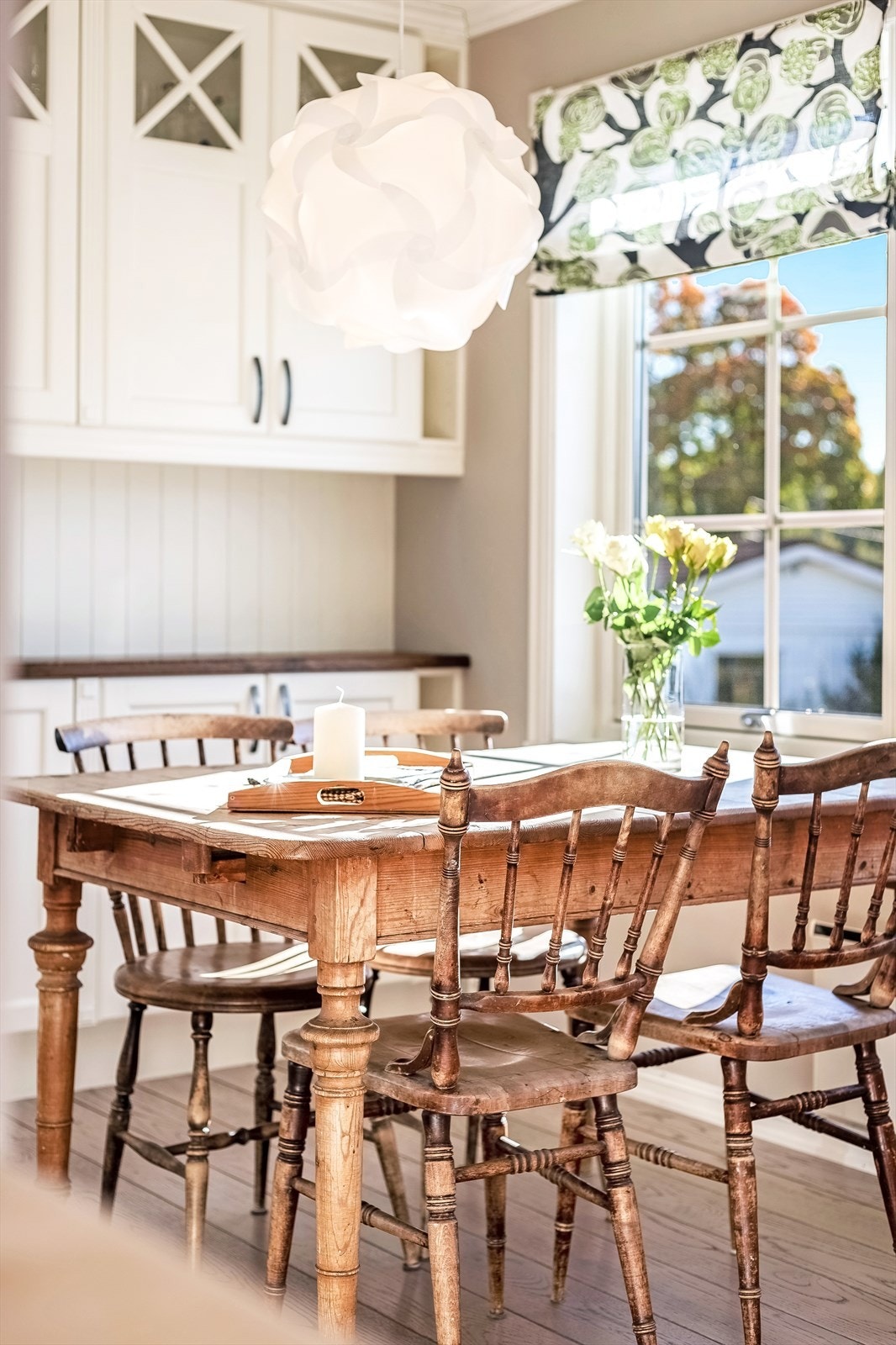 God plass til spisemøblement på kjøkkenet Galleribilde