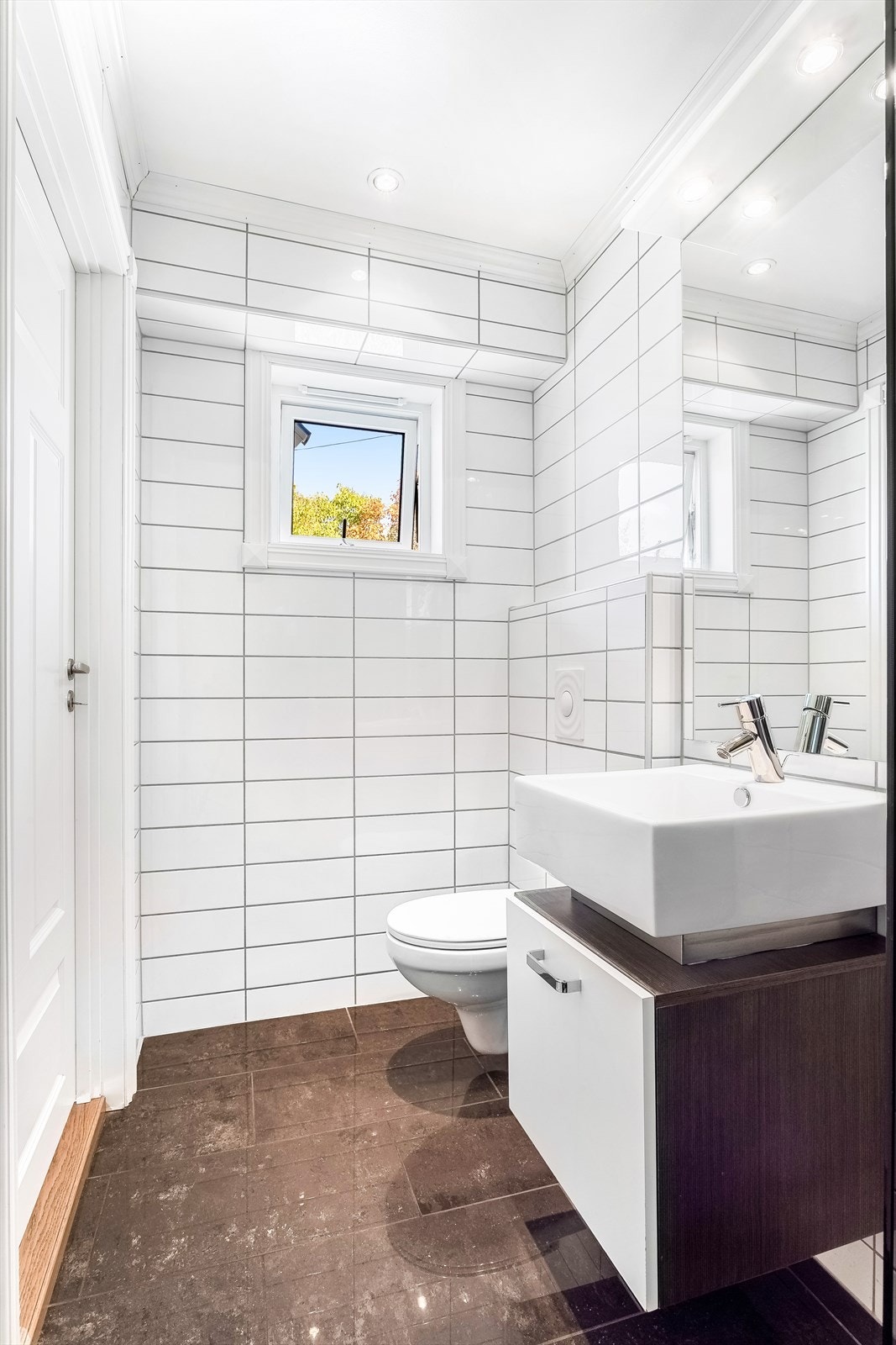 Det er totalt 3 fulle bad i boligen, dette er i 1.etasje med adkomst fra hall Galleribilde