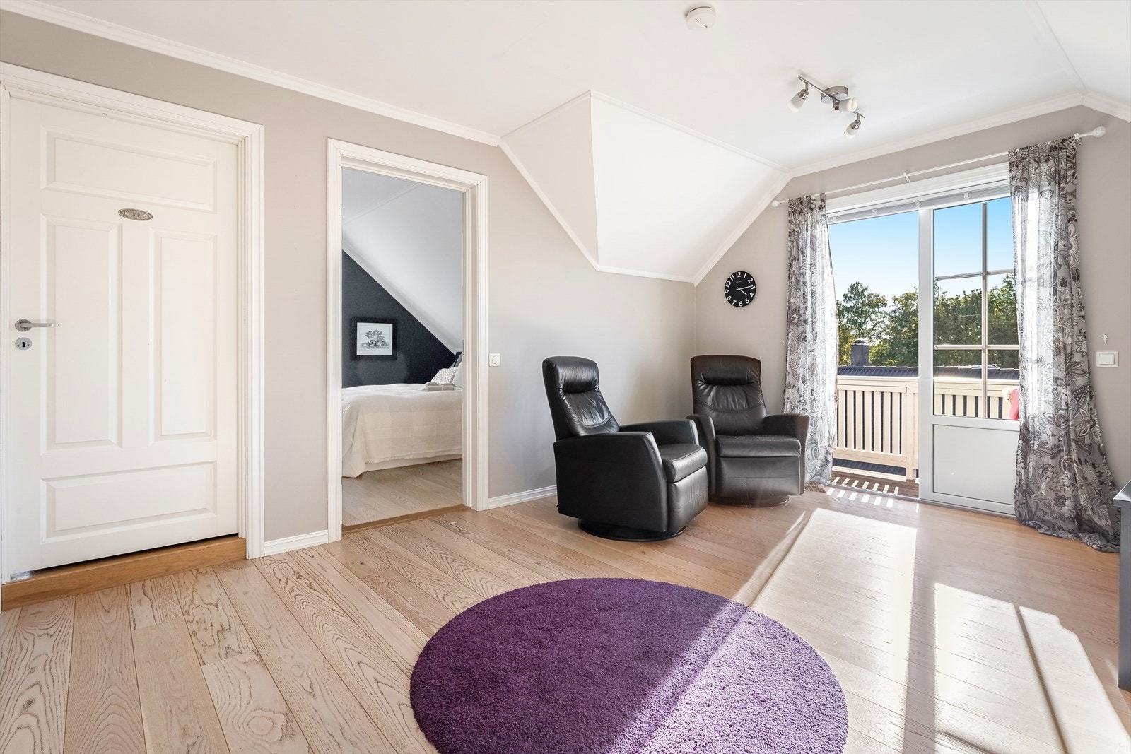 Stue/TV-rom med utgang ut til balkong Galleribilde