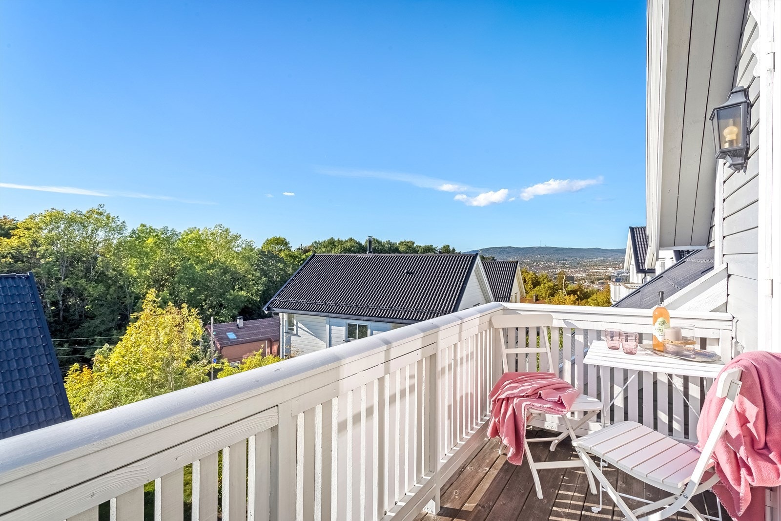 Her er det plass til cafébord og stoler, bare å sette seg ned å nyte utsikten Galleribilde