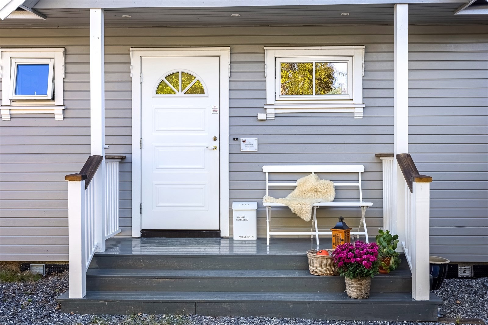 Hyggelig inngangsparti med terrasse på 5 kvm. Her er det plass til benk/sittegruppe Galleribilde