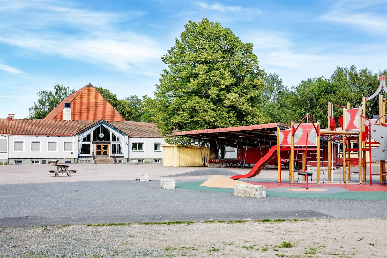 Ekeberg skole kun ca. 8 min. gange fra eiendommen Galleribilde