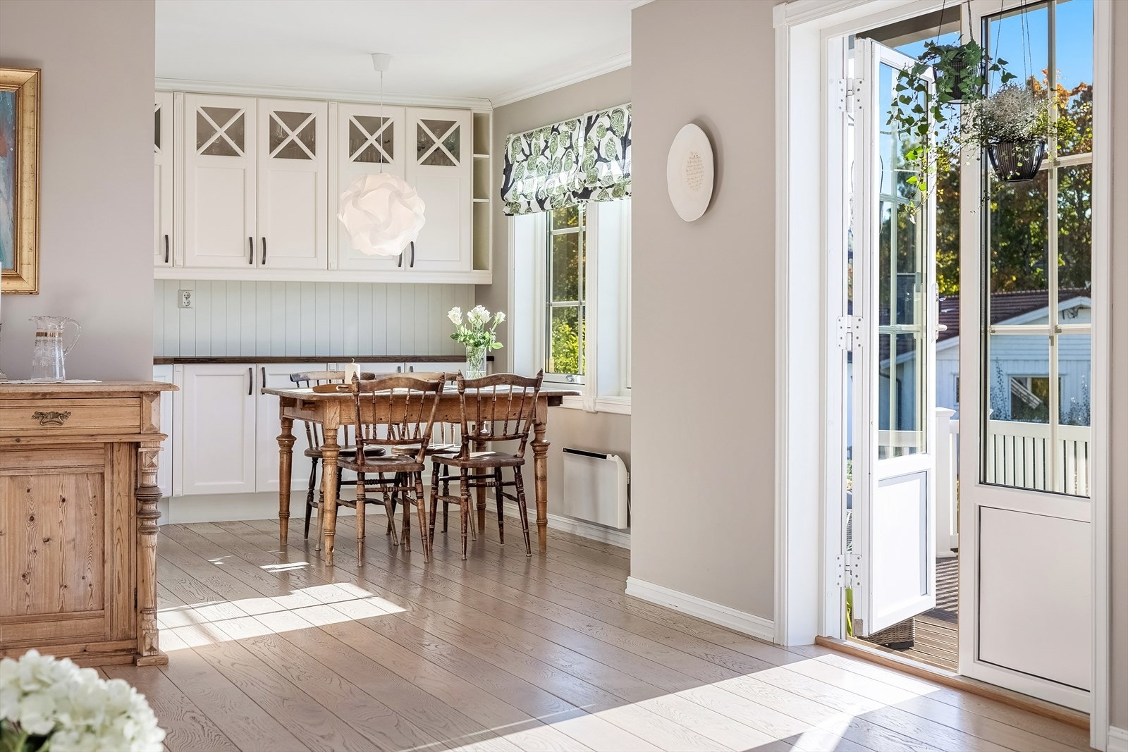 Eiendommen har gode lys -og solforhold. Her titter solen inn gjennom vinduer -og terrassedører Galleribilde