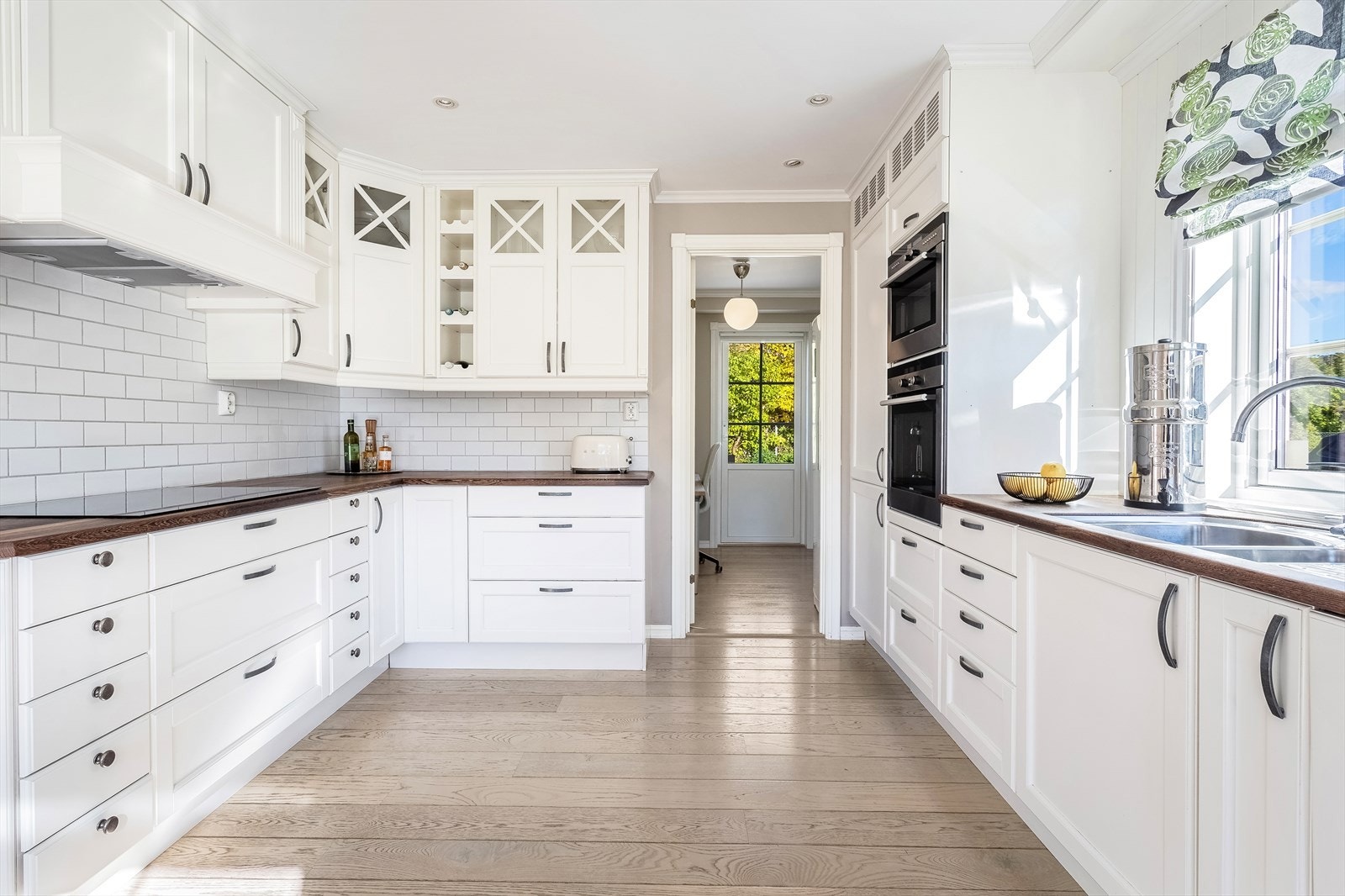 Kjøkken med integrert kombiovn, komfyr, bred induksjonstopp (2022), oppvaskmaskin og fullhøyde kjøleskap og fryseskap Galleribilde