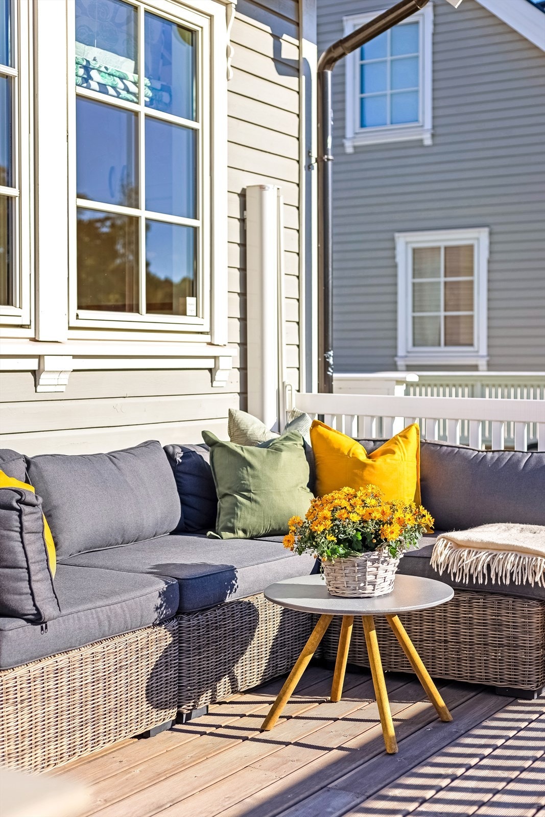 På terrassen er det montert sidemarkise som skjermer både mot innsyn og vind (t.v. på bildet) Galleribilde