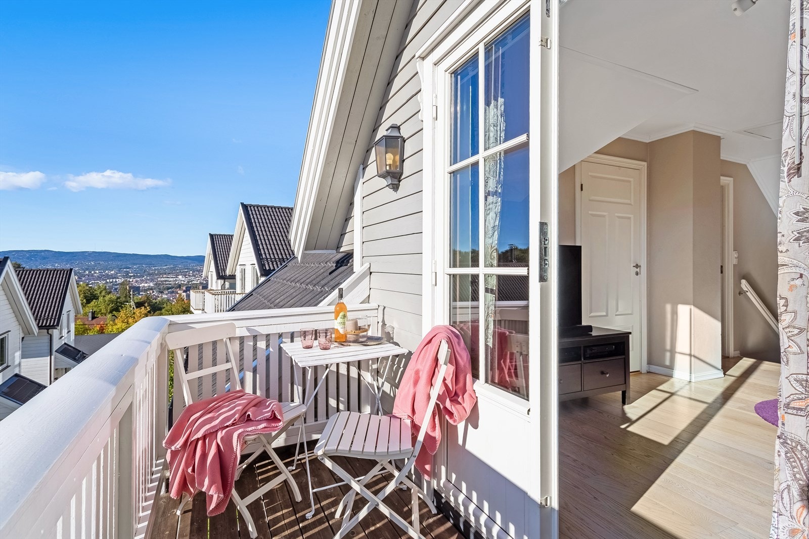 Balkong ut fra stue i 2.etasje (3,5 kvm.) med doble balkongdører Galleribilde