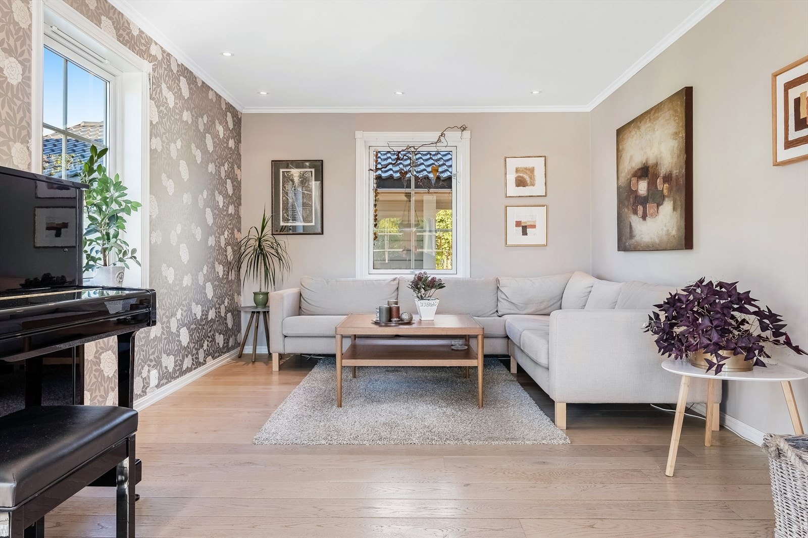 Stuen har en lun og god atmosfære med mye naturlig lys fra de mange vindusflatene Galleribilde