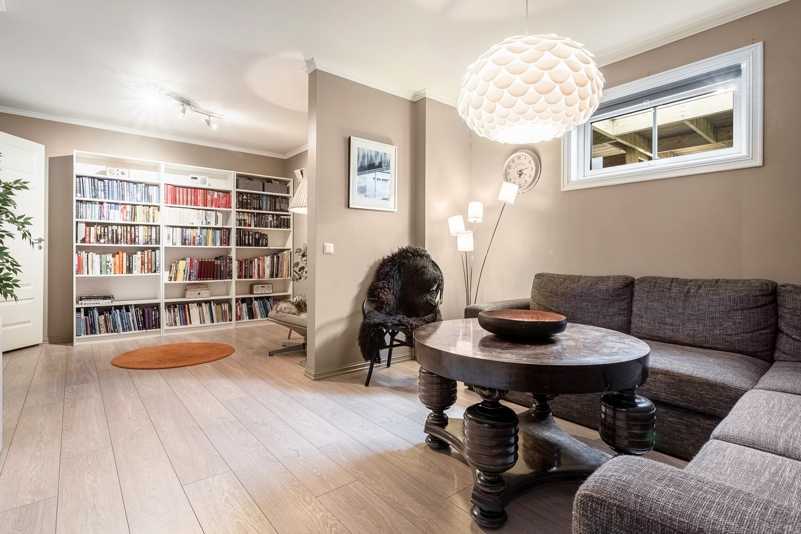 U.etasjen er delt inn i flere soner: TV-stue, lesehjørne, hobbyrom, lagringsbod og praktikantdel med eget kjøkken og bad Galleribilde