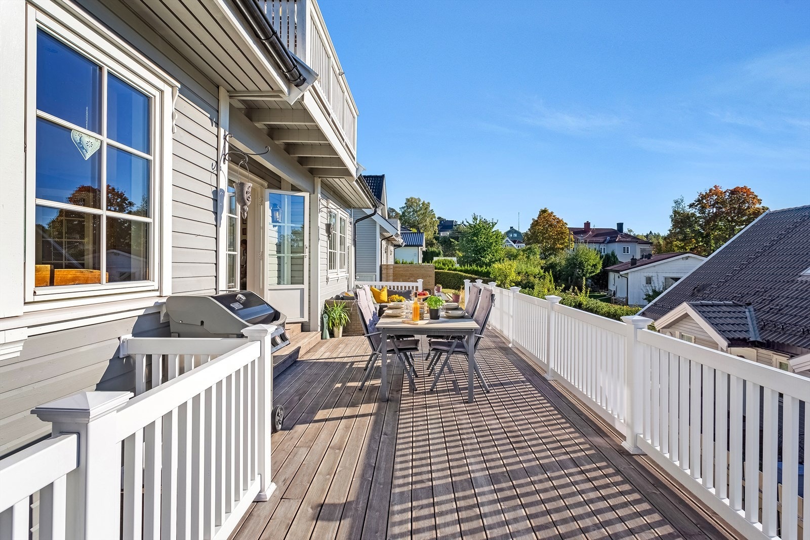 Doble dører ut til terrassen med tregulv og rekkverk i kompositt nytt i 2020. Galleribilde