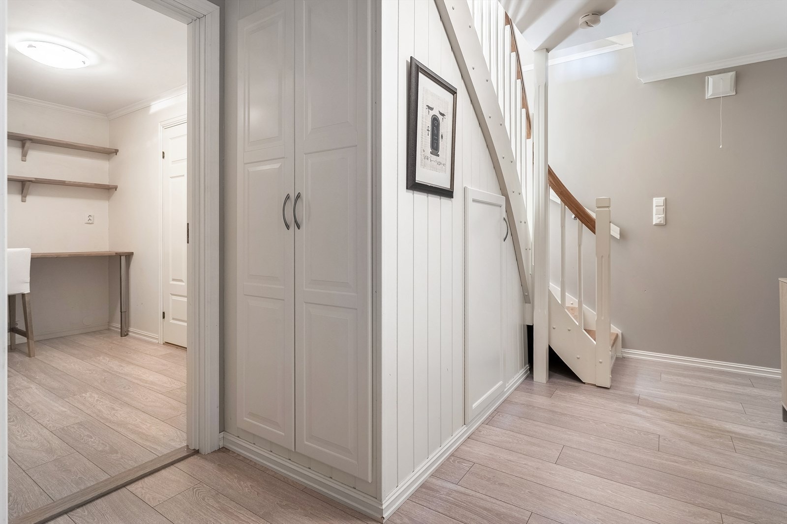 Trapperommet i u.etasjen er maksimalt utnyttet med 2 lagringsplasser under trappeløpet Galleribilde