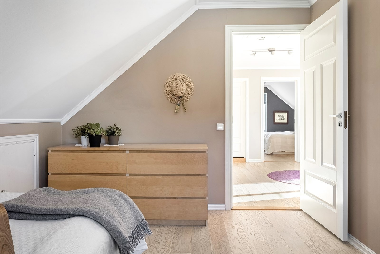 Soverommet har i tillegg ekstra lagring i kneveggen Galleribilde