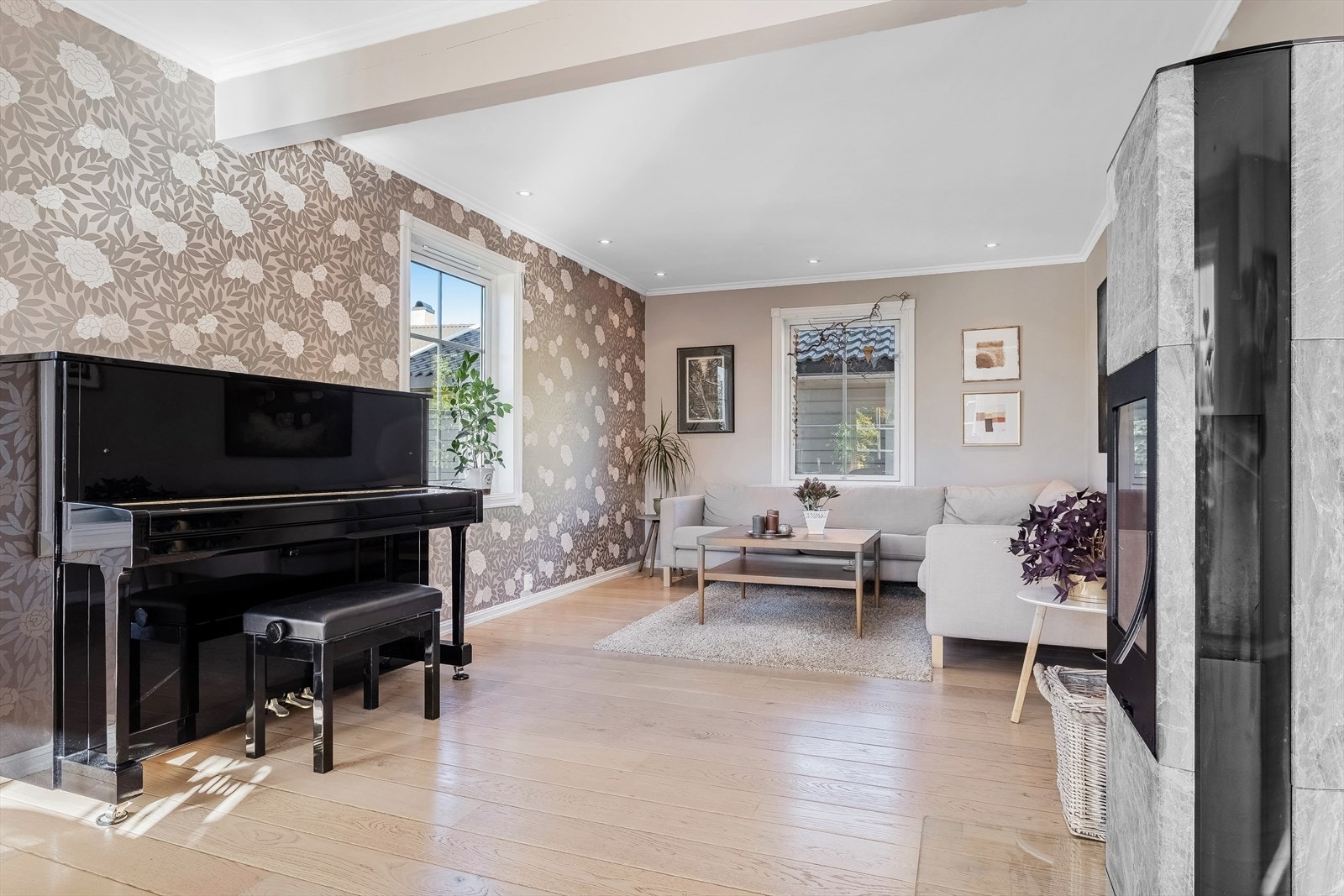 Enstavs eikeparkett gjennomgående i stue, spisestue, kjøkken og arbeidsrom Galleribilde