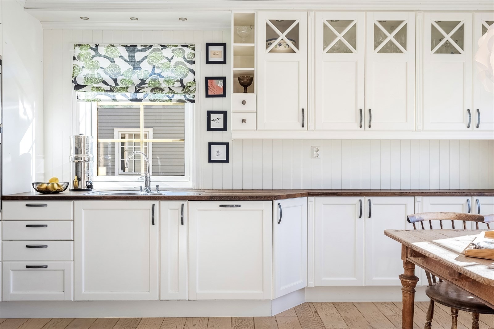 Innredning med profilerte fronter, heltre benkeplater og ventilator. Galleribilde