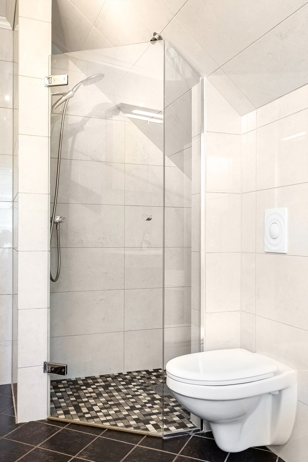 Bad 2.etasje med vegghengt wc, varmekabler i gulv og dusjdør/vegg i glass Galleribilde