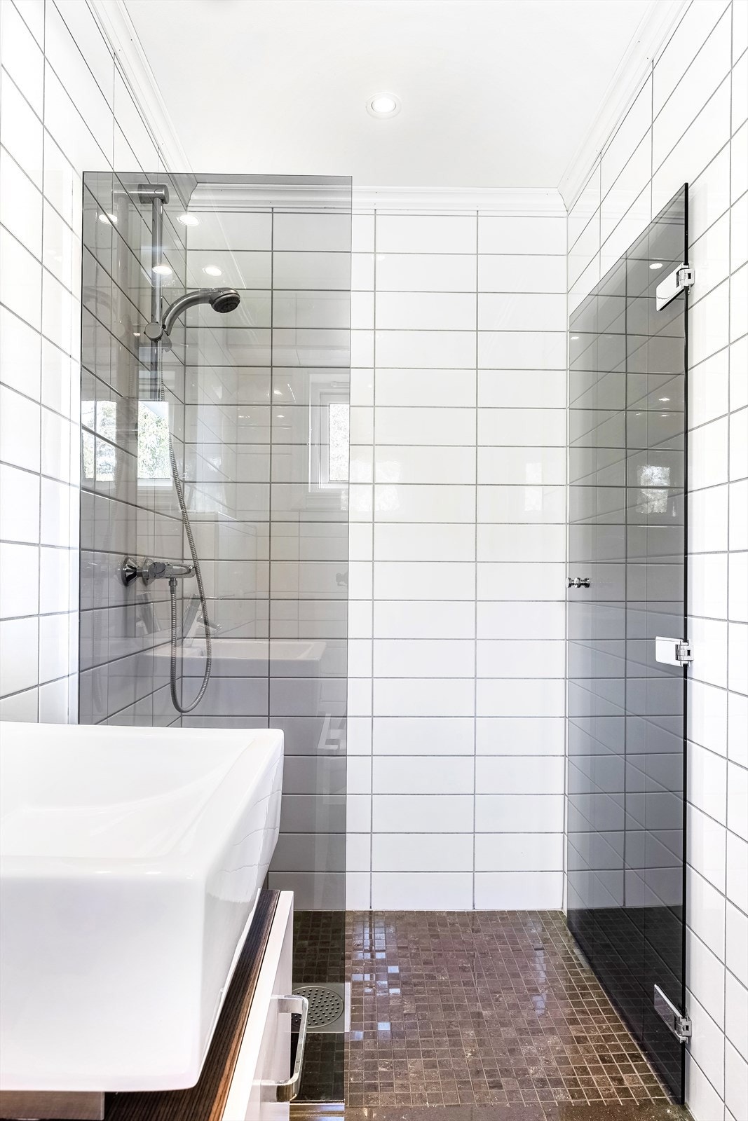 Nedsenket dusjsone med dusjvegg i glass. Varmekabler i gulv Galleribilde