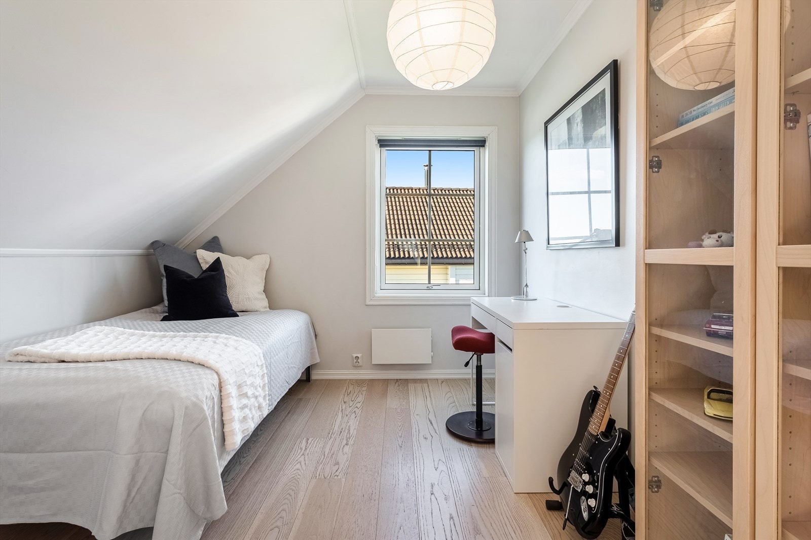 Boligens 3 soverom ligger alle i 2.etasje og samtlige soverom har godt med lagringsplass i knevggen Galleribilde