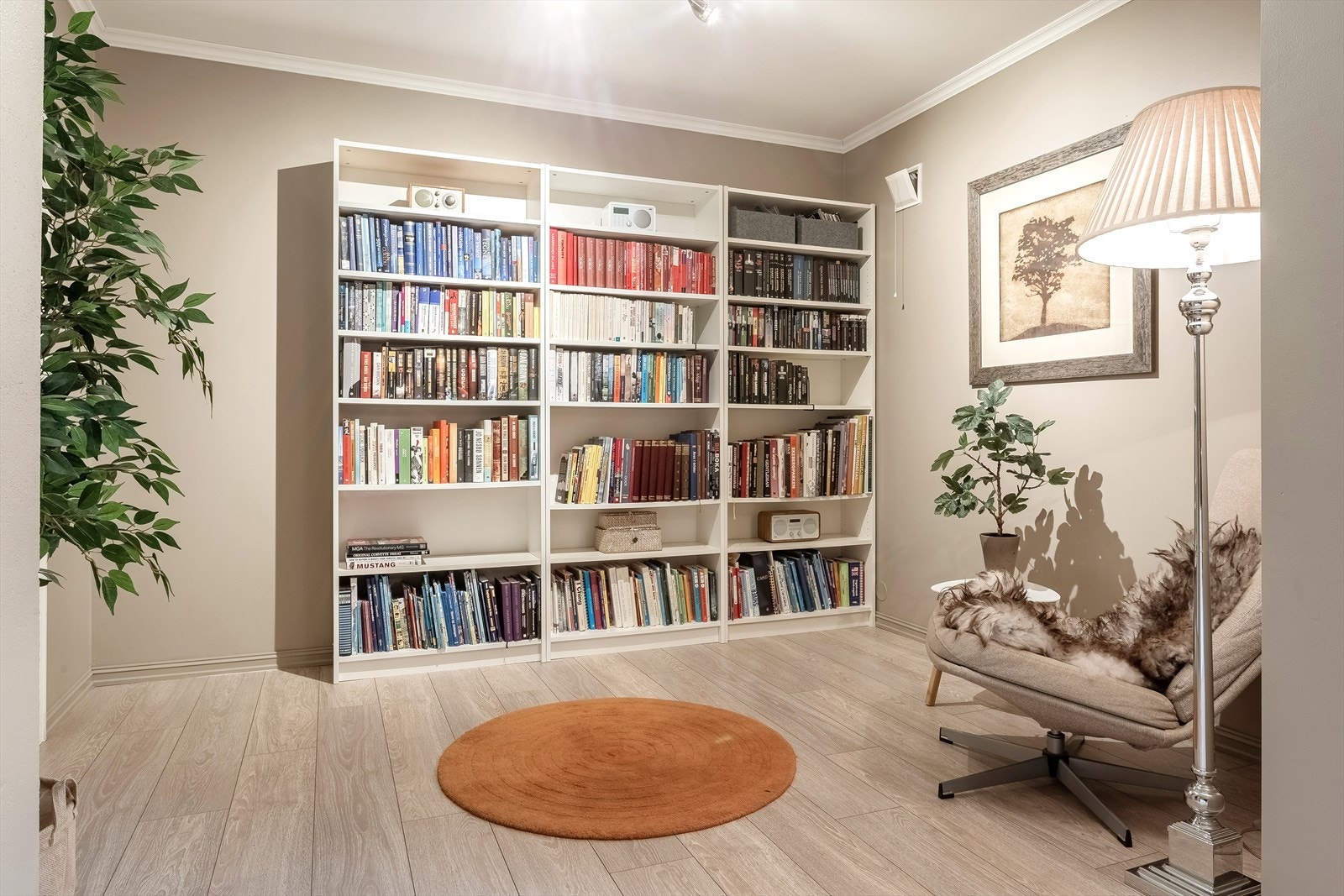 Del av kjellerstuen, her kan man koble av med en god bok Galleribilde