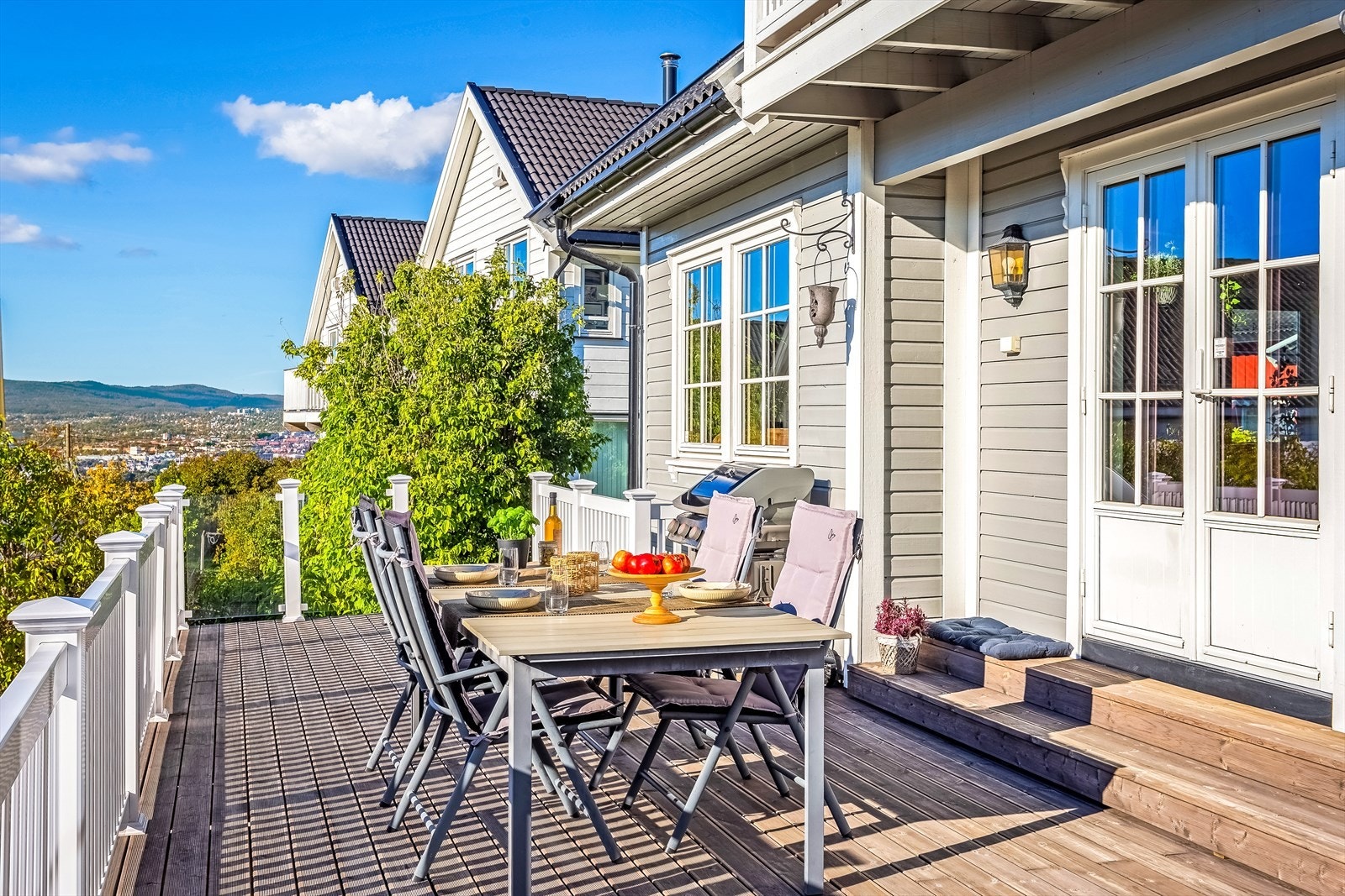 Stor og solrik terrasse (34 kvm.) ut fra stuen med nydelig utsikt utover byen og opp mot Holmenkollen Galleribilde