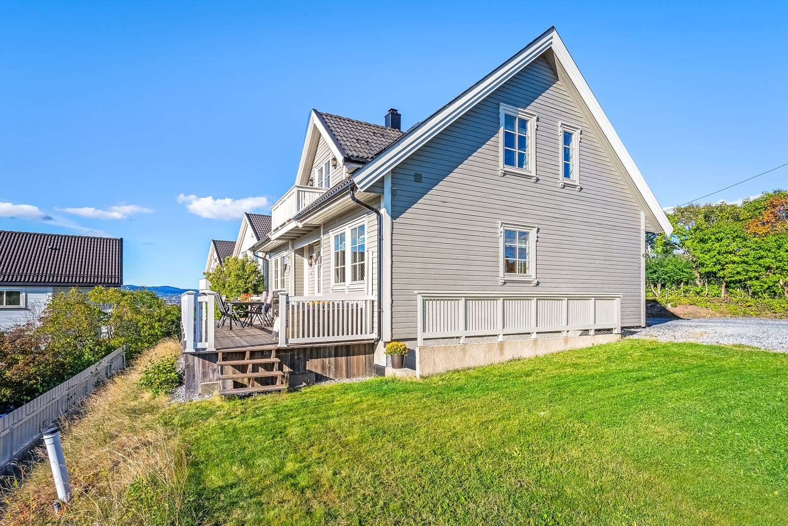 Vårveien 4C med separat adkomst ned til praktikantdel. Huset er malt utvendig i 2019. Galleribilde