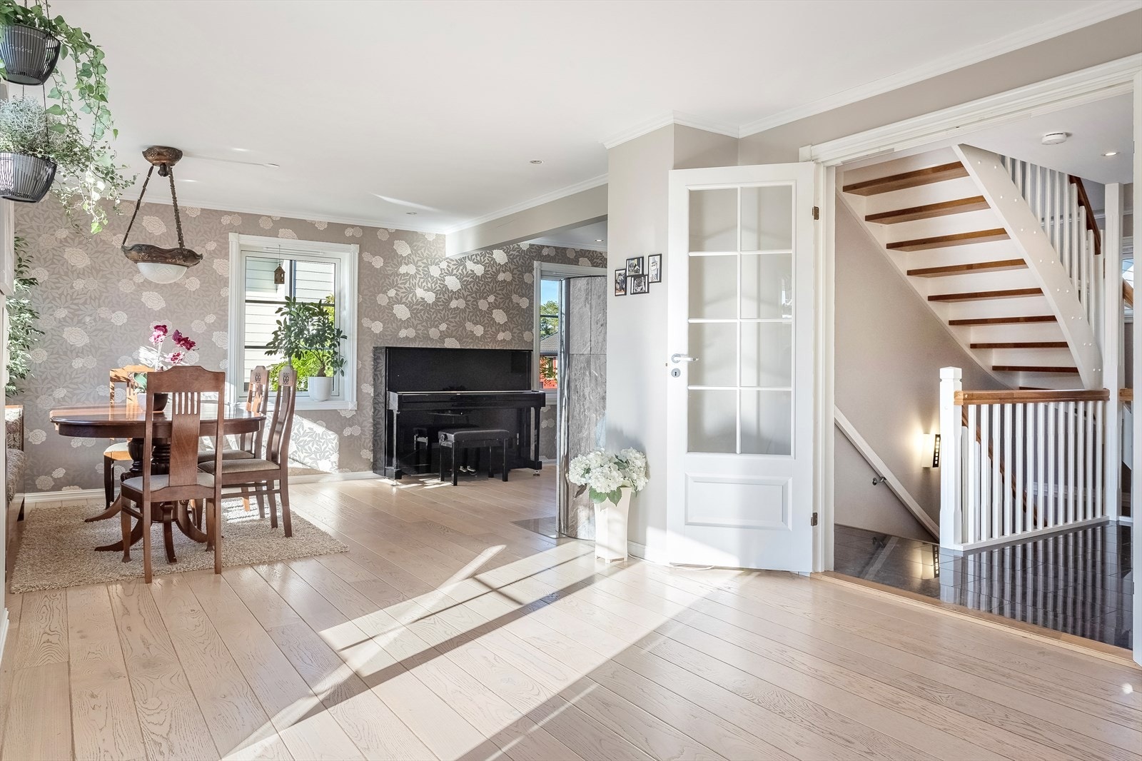 Gjennom doble fløydører som leder inn til stue, spisestue samt kjøkken Galleribilde