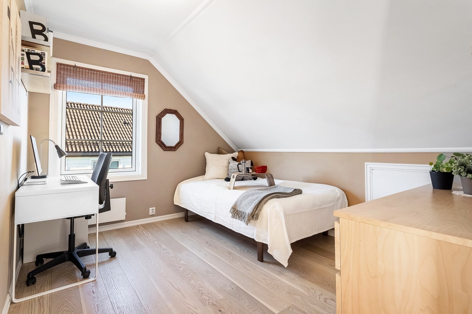 Soverom nr. 3 er også av en god størrelse med plass til kommode og skap Galleribilde