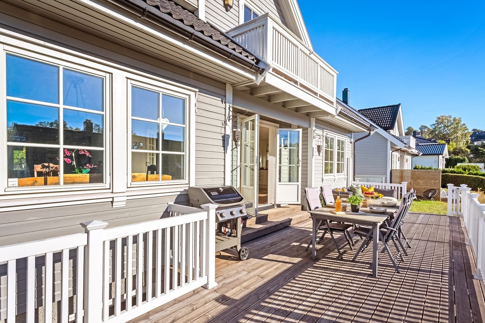 Terrassen ut fra stuen er et naturlig samlingspunkt for familien. Her det plass til grill, sittegruppe og langbord/spisemøblement Galleribilde