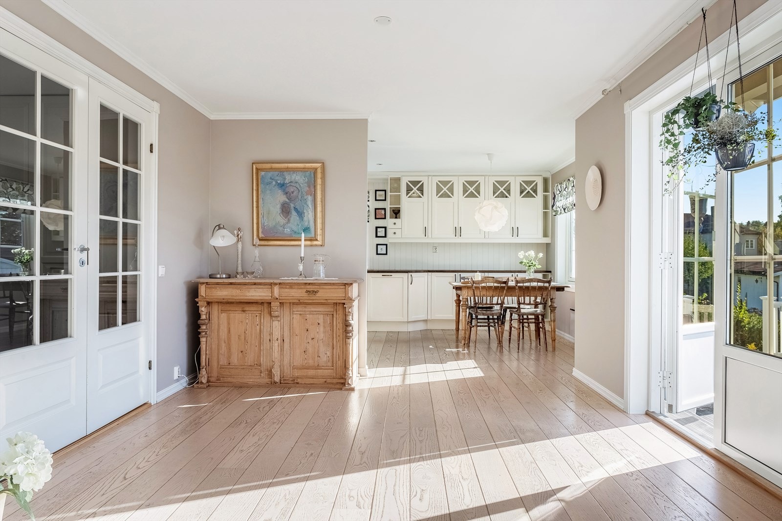 Godt med naturlig lys inn i rommene, her fra terrassedørene i 1.etasje Galleribilde