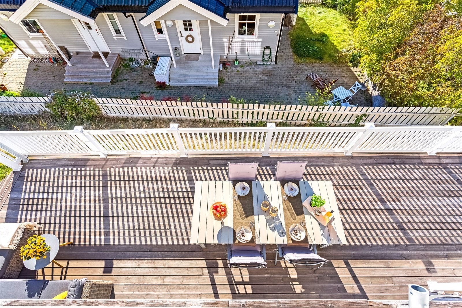 Terrasse sett fra balkongen i 2.etasje Galleribilde