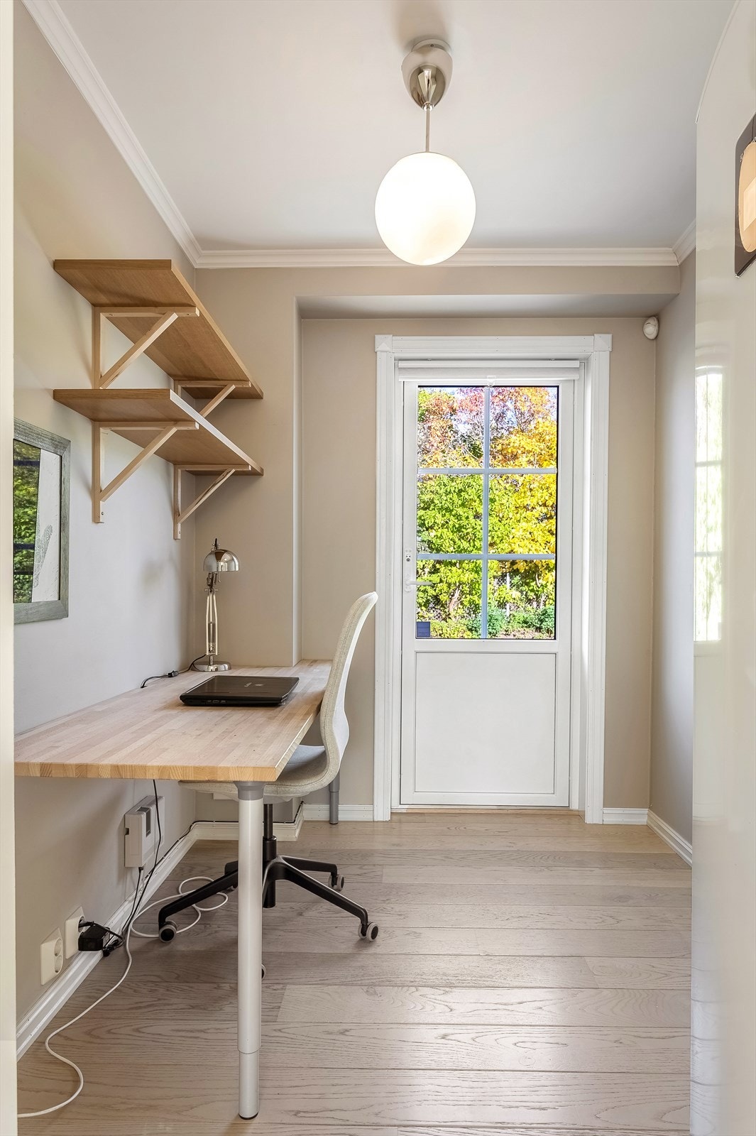 Praktisk arbeidsrom innen for kjøkkenet med direkte utgang ut til gårdsplassen Galleribilde