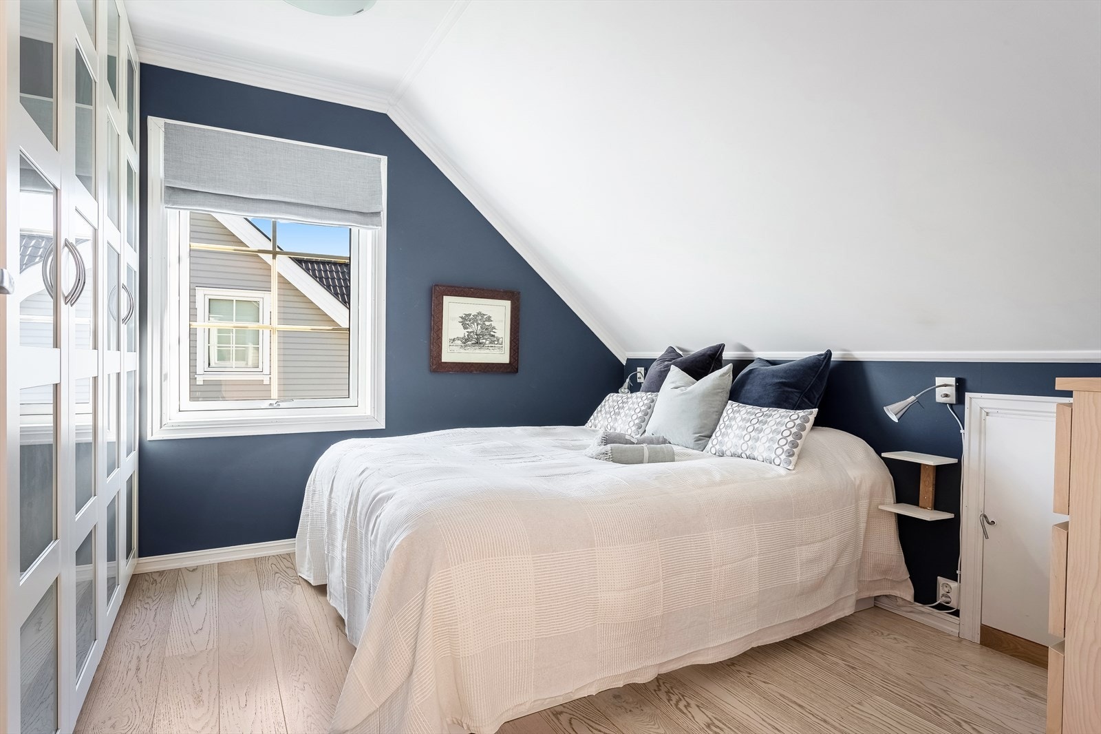 Hovedsoverom med garderobeskap og lagringsmuligheter i kneveggen Galleribilde