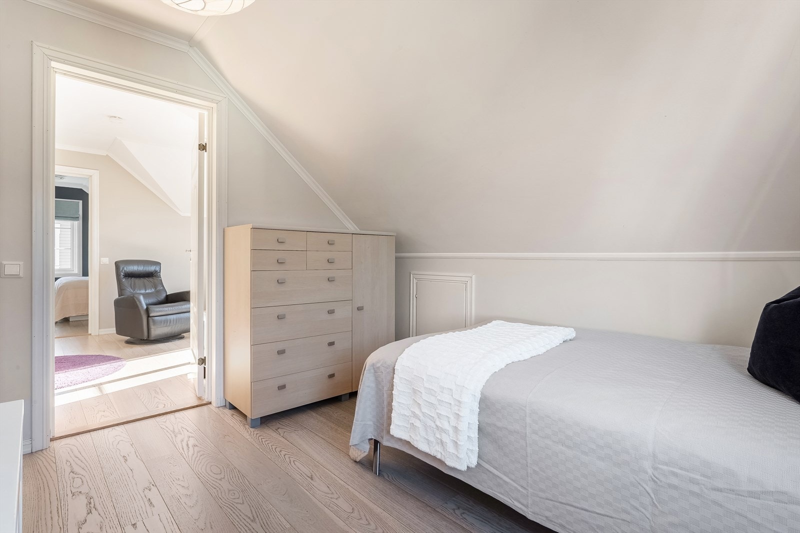 Soverom nr. 2 med plass til nattbord, kommode og skap. Knevegg med lagring Galleribilde