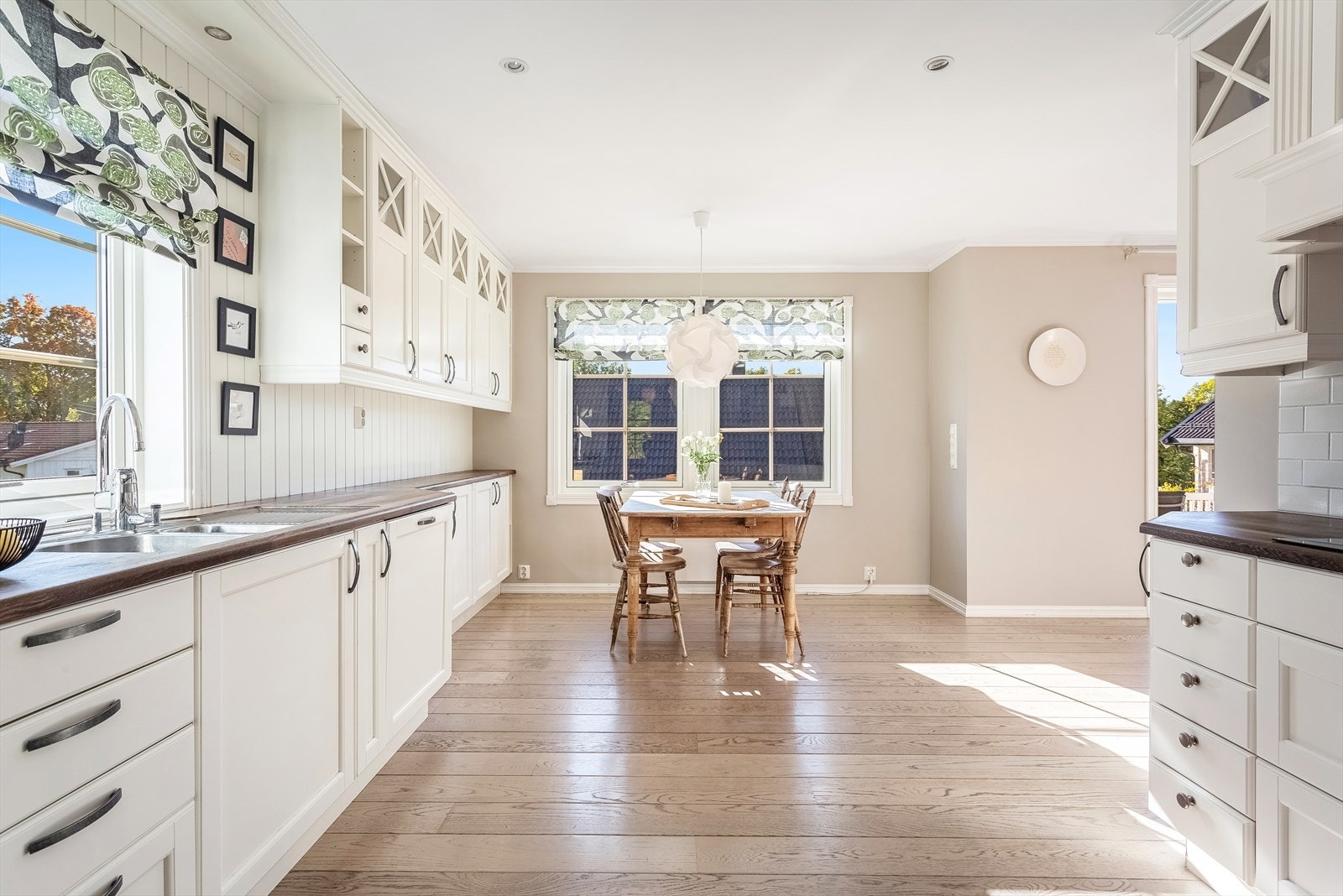 Boligen har en meget praktisk og gjennomtenkt planløsning med stort kjøkken tilpasset en familie Galleribilde