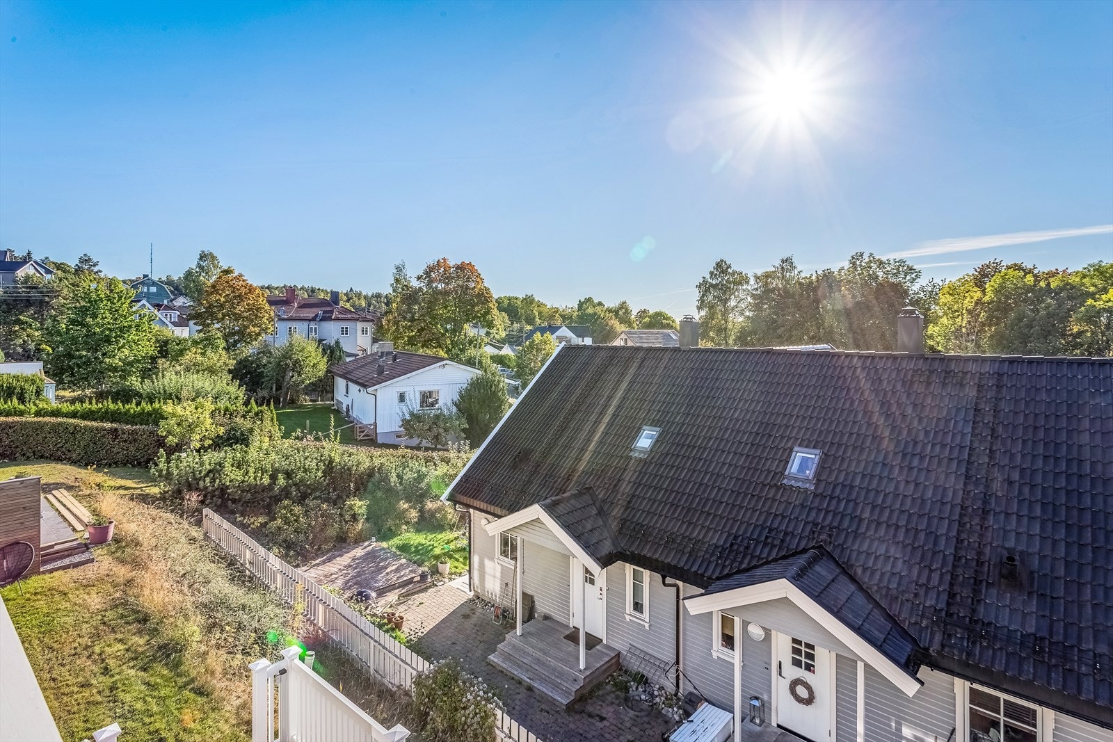 Utsikt utover nabolaget fra balkongen i 2.etasje Galleribilde