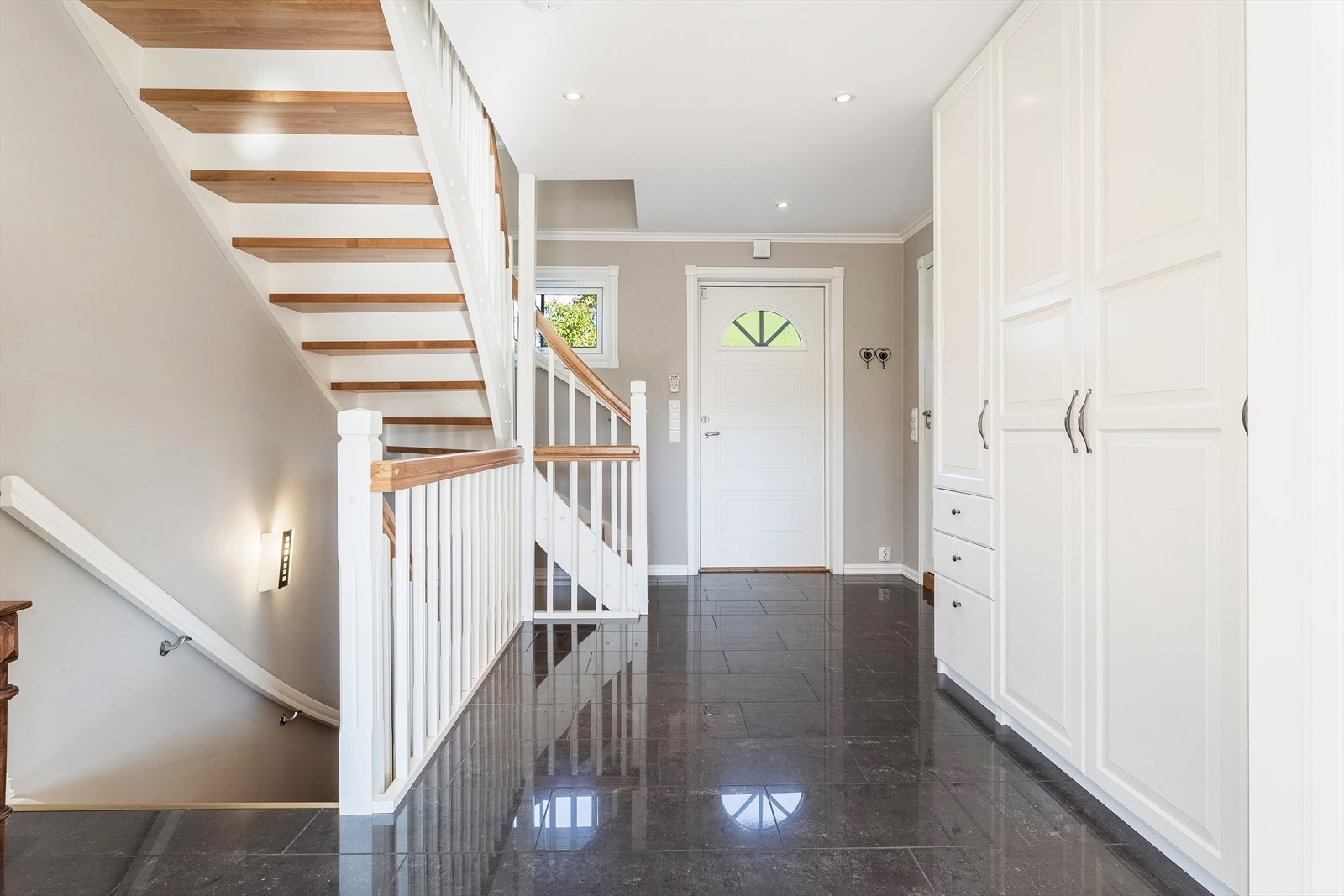 Det er godt med garderobeskap rett innenfor inngangsdør i hall. Varmekabler i gulv. Galleribilde