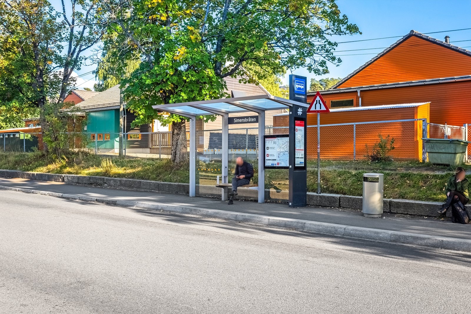 Simensbråten busstopp rett ved boligen Galleribilde