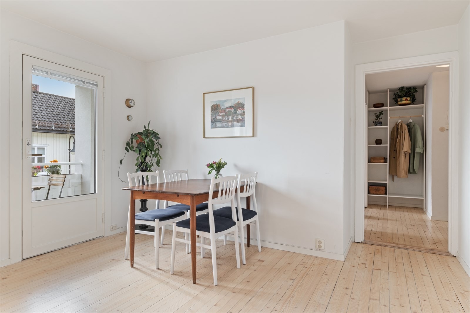 Fra stuen er det utgang til balkongen. Galleribilde