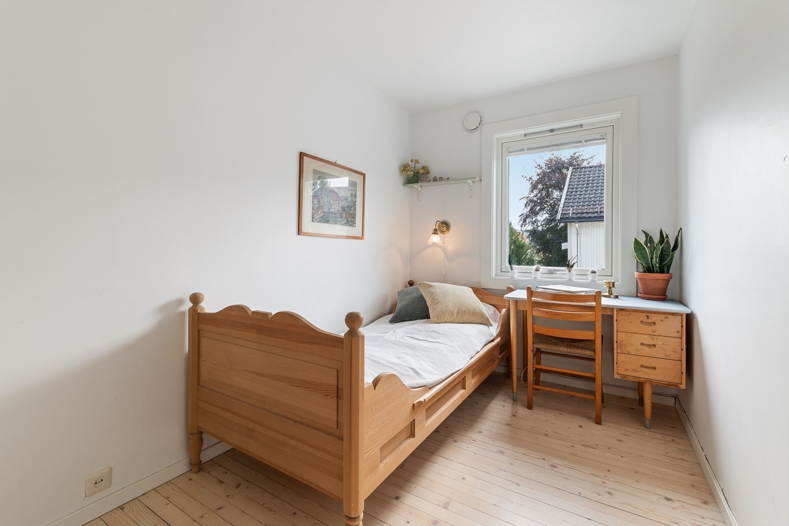 Soverom nr. 2 kan feks også brukes som kontor. Galleribilde