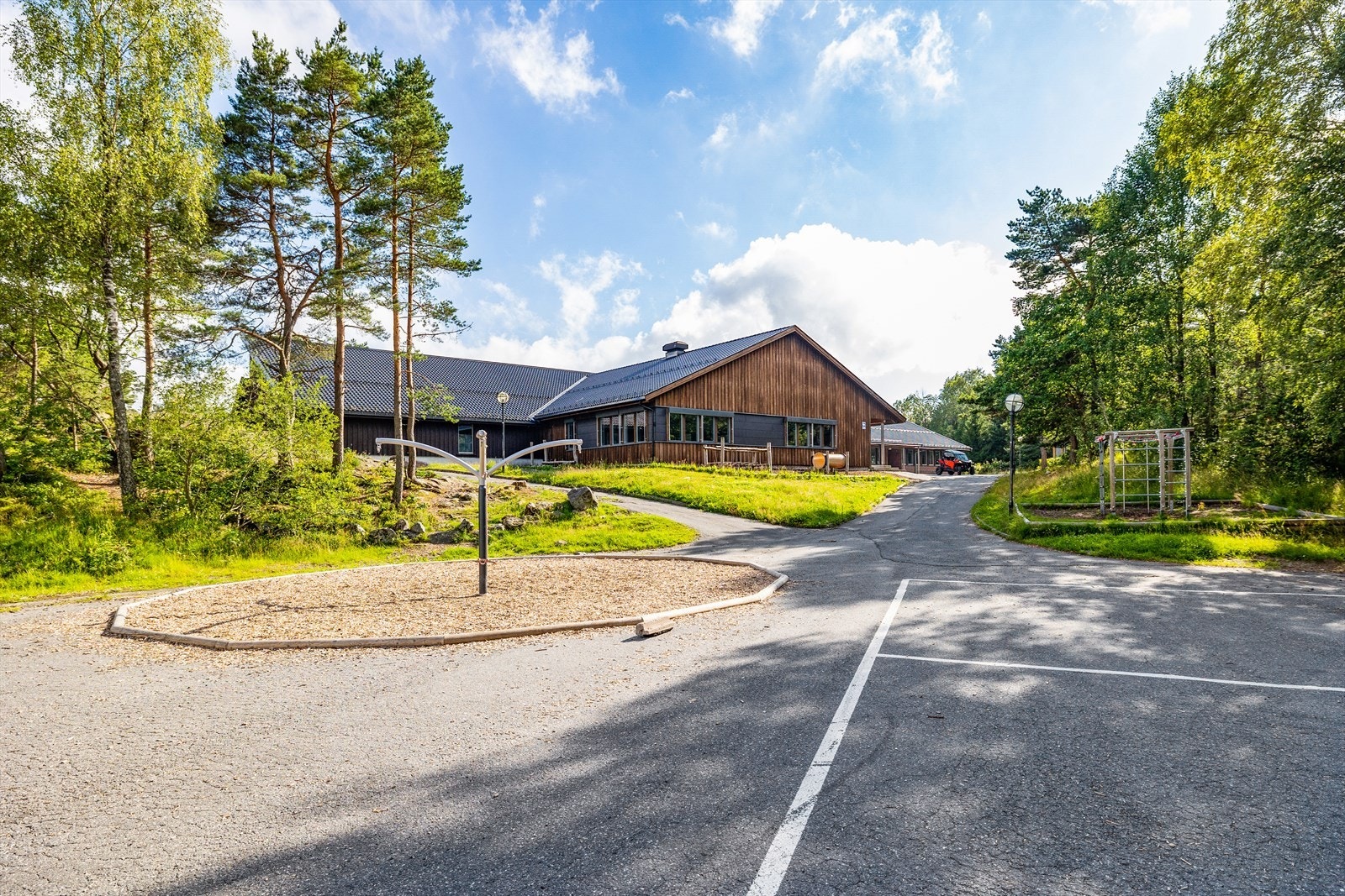 Rykene barneskole ligger i gangavstand fra tomten. Galleribilde